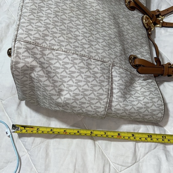 Like new Micheal Kors jet set travel tote logo bag - Picture 10 of 16